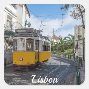 Retro gele tram op straat in Lissabon, Portugal Vierkante Sticker