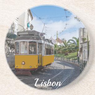 Retro gele tram op straat in Lissabon, Portugal Zandsteen Onderzetter
