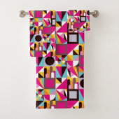 Retro Geometric Hot Pink Black Patroonontwerp Bad Handdoek (Insitu)
