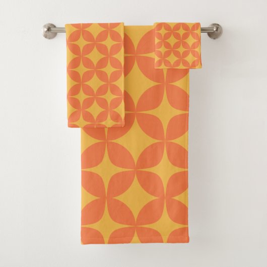 Retro Geometric Mid Mod Pattern Yellow and Oranje Bad Handdoek (Insitu)