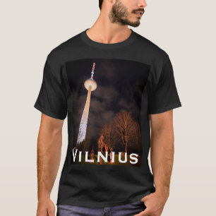 Retro Glow: de Vilnius TV-toren 's nachts T-shirt