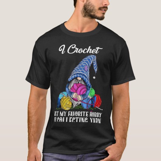 Retro Gnome Garen I Haakwerk Maar Favoriete Hobby  T-shirt (Voorkant)