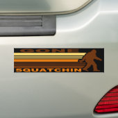 Retro Gone Squatchin Bumpersticker (Op auto)