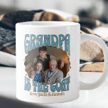Retro Grand-père est la chèvre Photo Giant Mug<br><div class="desc">Bouc de chèvre rétro pour grand-père avec photo personnalisée. Votre photo sera affichée en forme d'autocollant ondulé et encadrée de "grand-père est la chèvre". lettrée dans la typographie rétro et décorée avec le coeur de l'amour. Personnalisez avec le ou les nom(s) du petit-enfant ou des petits-enfants ou tout texte que...</div>
