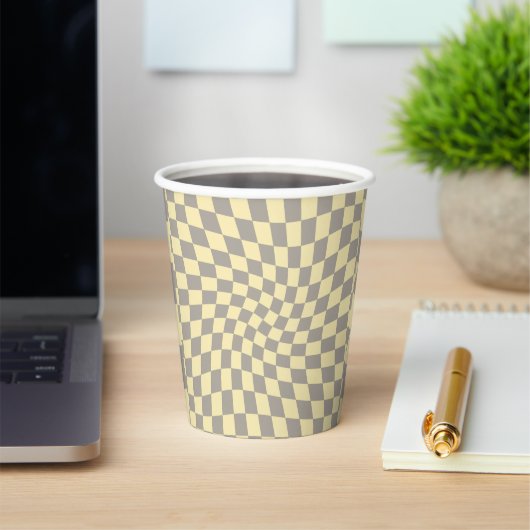 Retro Gray Yellow Pastel Warped Checkerboard Papieren Bekers (Insitu)