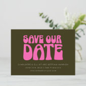 Retro Groovy 70s Heet Roze en Groen Huwelijk Custo Save The Date (Staand voorkant)