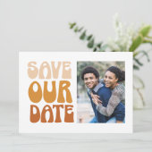 Retro Groovy 70s Terracotta Brown Photo Wedding Save The Date (Staand voorkant)