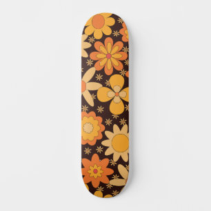 Retro groovy bloempatroon geel en oranje skateboard