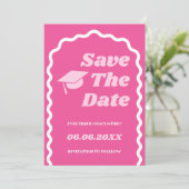 Retro Groovy Bold Roze Wavy Afstudeerder Pet Afstu Save The Date (Staand voorkant)
