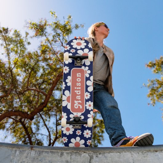 Retro Groovy Daisy Pattern Name Blue Skateboard (Buiten 1)