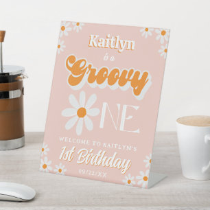 Retro Groovy Een Meisjes 1e Verjaardag Welkom Reclamebord Met Voetstuk