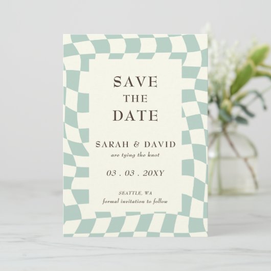 Retro Groovy Groen Checkerboard Bruiloft Save The Date (Staand voorkant)