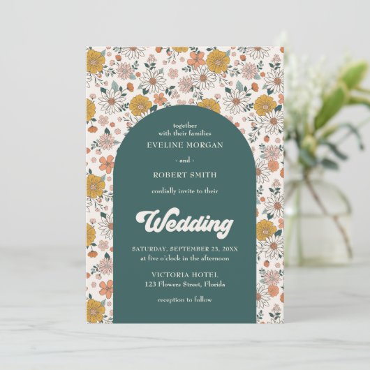 Retro groovy herfst bloemen boog bruiloft kaart (Staand voorkant)