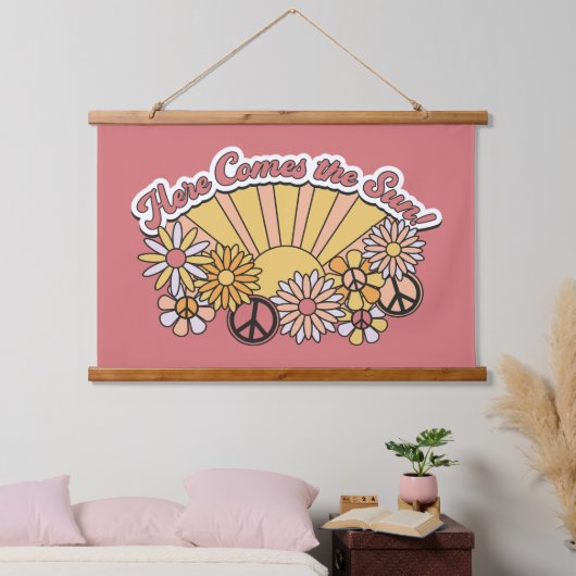 Retro Groovy | Hier komt de afbeelding van de zon Hangend Wandkleed (Slaapkamer)