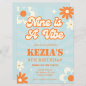 Retro Groovy Nine is een Vibe verjaardagsuitnodigi Kaart (Voorkant / Achterkant)