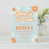 Retro Groovy Nine is een Vibe verjaardagsuitnodigi Kaart (Staand voorkant)