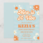 Retro Groovy Nine is een Vibe verjaardagsuitnodigi Kaart (Voorkant / Achterkant)