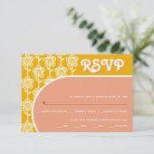 Retro groovy perzik en geel 70s bruiloft RSVP (Staand voorkant)