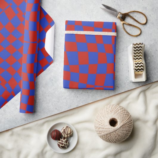 Retro groovy schattig blauw rood golvend geruit cadeaupapier (Crafts)
