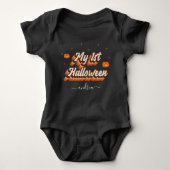 Retro Groovy Typografie 1e Halloween Meisjesnaam Romper (Voorkant)