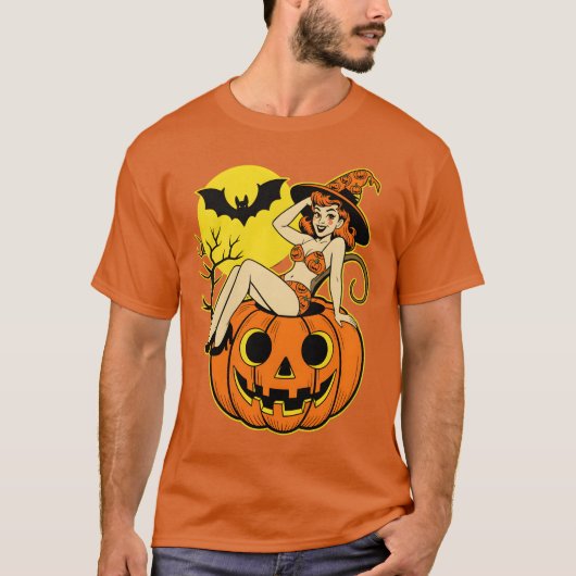 Retro Halloween Pinup Witch op Pompoen T-shirt (Voorkant)