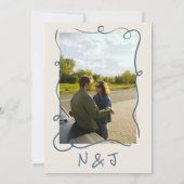 Retro handgetekende marineblauwe funky foto bruilo kaart (Achterkant)