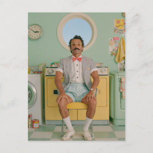 Retro heer in een pastelkleurige wasruimte briefkaart