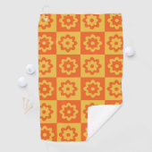 Retro Hippie Flowers op Checkerboard Geel Sinaasap Golfhanddoek (Insitu)