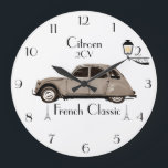 Rétro horloge murale de Citroen 2CV<br><div class="desc">Cette horloge unique et peu commune avec l'image de Citroen classique 2CV sur l'avant fera un cadeau idéal n'importe qui. Je pense qu'il semblerait bon également dans une salle d'exposition classique de voiture ou un restaurant orienté français.</div>