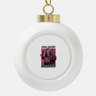 Retro Horror T-shirt met gegraveerde Slasher Hallo Keramische Bal Ornament