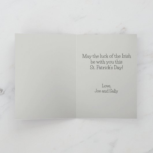 Retro  Irish Lassie met Shamrocks Feestdagen Kaart (Binnen)