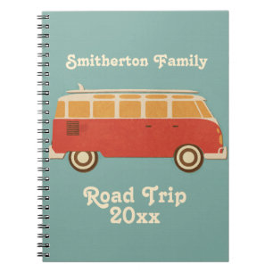 Retro jaren zestig bestelwagen familie roadtrip va notitieboek