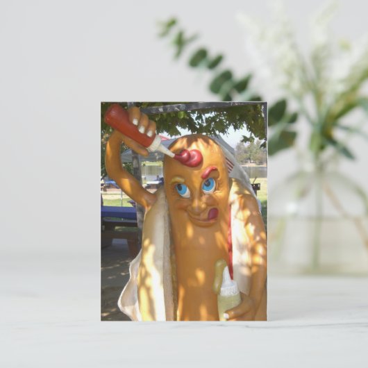 Retro Kitsch Hot Dog Statue Briefkaart (Staand voorkant)