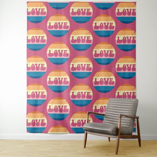 Retro Liefde Typografie Op  Sunset Stripes Wandkleed (In situ)