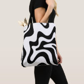 Retro Liquid Swirl Trippy Black en White Abstract Draagtas (Dichtbij)