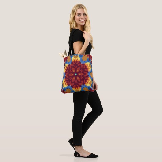Retro Mandala Rood Blauw en Geel Draagtas (Op model)