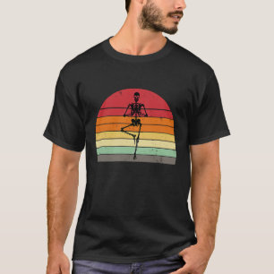 Retro Mediterend Skelet in Boom Yoga Houding T-shirt