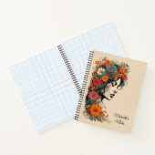 Retro meisje met bloemen in haar haar notitieboek (Binnen)
