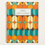 Retro Mid Century Mod Orange Personnalisé 2025<br><div class="desc">Entrez dans le style grâce à ce planificateur personnalisé Motif moderne rétro du milieu du siècle, au design orange et bleu audacieux ! Inspiré par l'esthétique classique du milieu du siècle, ce planificateur combine des formes géométriques épurées et des teintes vibrantes pour un look intemporel et tendance. Parfait pour un...</div>