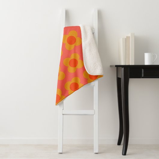 Retro Mod Flower Pattern in Oranje Sherpa Deken (In situ)