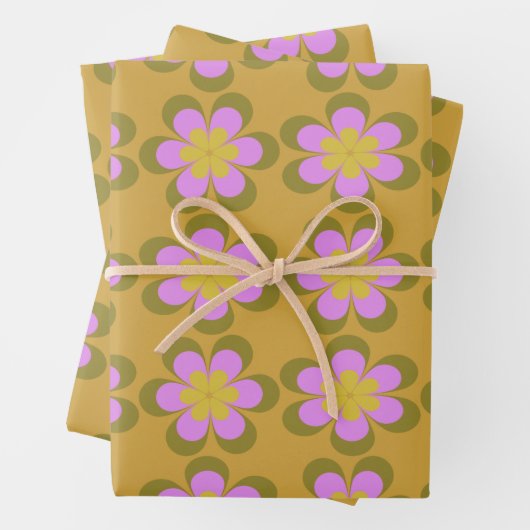Retro Mod Flowers Patroon in Geel en Violet Inpakpapier Vel (In situ)