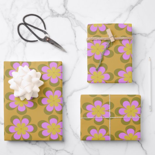 Retro Mod Flowers Patroon in Geel en Violet Inpakpapier Vel (Voorkant)