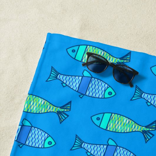 Retro Modern Fish, Turquoise en Cerulean Blue Strandlaken (In situ)