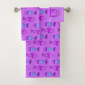 Retro Modern Fish, Violet en Amethyst Paars  Bad Handdoek (Insitu)