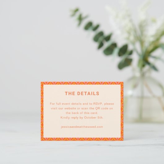 Retro Modern Orange Geometric Wedding RSVP QR Code Informatiekaartje (Staand voorkant)