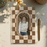 Retro moderne Brown À damiers Motif Arch Photo<br><div class="desc">Ajoutez une touche de charme vintage à votre vie quotidienne grâce à notre planificateur photo moderne Retro Brown À damiers Motif Arch. Doté d'un design brun et audacieux, à damiers associé à un cadre photo élégant en arc. Ajoutez votre photo, votre nom et un monogramme personnalisé au dos pour un...</div>