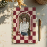 Retro moderne Rouge À damiers Motif Arc Photo<br><div class="desc">Ajoutez une touche de charme vintage à votre vie quotidienne grâce à notre planificateur photo moderne Retro Red À damiers Motif Arch. Doté d'un design rouge audacieux et attrayant, il est associé à un cadre photo élégant en arc de cercle. Ajoutez votre photo, votre nom et un monogramme personnalisé au...</div>
