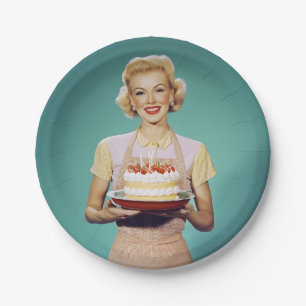 Retro moeder met een feestelijke taart papieren bordje