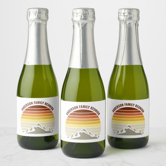 Retro Mountain Sunset Party Custom Mini Sparkling Wijnetiket (Flessen)