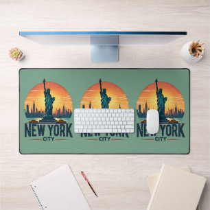 Retro New York City Skyline met Vrijheidsbeeld Bureaumat